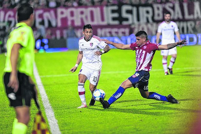 Actitud. Sarmiento entró en el segundo tiempo y le dio más juego al rojinegro. Es vital en este equipo.