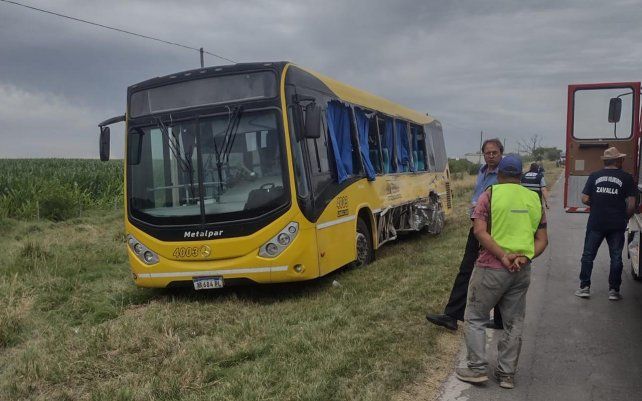 A un colectivo se le salió una rueda: trece heridos en un choque múltiple en Zavalla