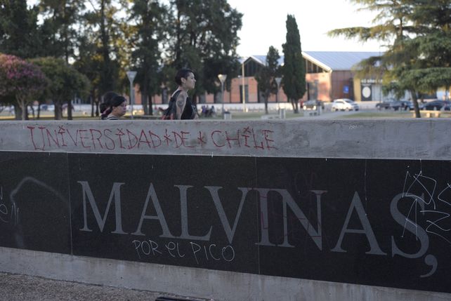 El grupo extranjero dañó el Monumento a los Caídos en Malvinas y el mobiliario urbano del parque.