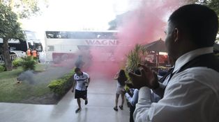 Aplausos y humo rojo y negro en la llegada de Newells a La Banda. Santiago del Estero le dio una gran bienvenida al equipo de Soso.