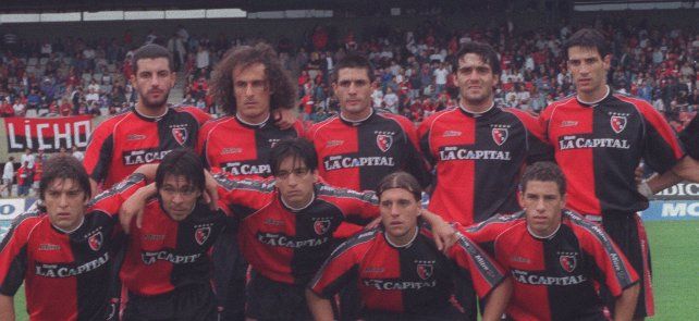 El día del primer gol. Maxi, abajo a la derecha, el día que Newell’s derrotó a Los Andes 2 a 1 en el Coloso y debutó en la red.