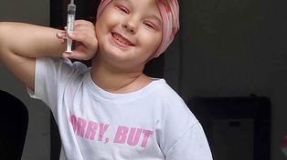 Lara Mercado, de 7 años, en una vieja foto de una etapa superada. Sigue ahora con su tratamiento oncológico en Barcelona y necesita ayuda.