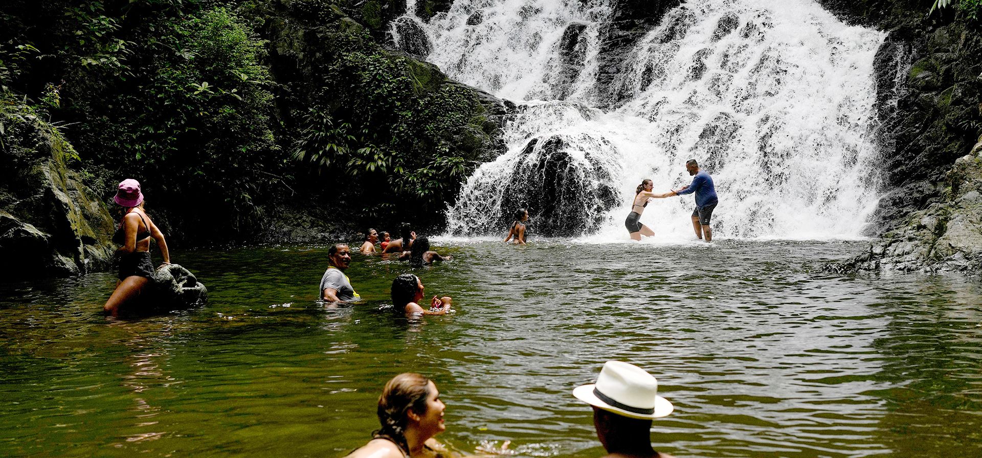 Turistas nadan en un afluente del río Chagres en Panamá, que en su día fue la principal vía fluvial colonial utilizada para transportar tesoros en canoas y barcazas desde el Pacífico hasta el Caribe para su envío a España, el sábado 16 de agosto de 2025. (Foto AP/Matias Delacroix) Turistas nadan en un afluente del río Chagres en Panamá, que en su día fue la principal vía fluvial colonial utilizada para transportar tesoros en canoas y barcazas desde el Pacífico hasta el Caribe para su envío a España, el sábado 16 de agosto de 2025. (Foto AP/Matias Delacroix)