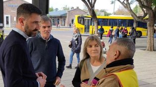El precandidato a intendente de Rosario, Enrique Estévez junto a Pablo Seghezzo y Verónica Irízar, de su espacio político.