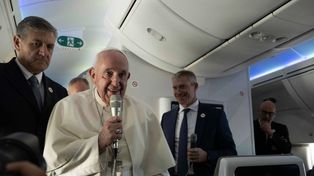 Francisco dio una conferencia de prensa en vuelo de rergreso de Bahrein. Como es habitual, charló animadamente con los periodistas a bordo.