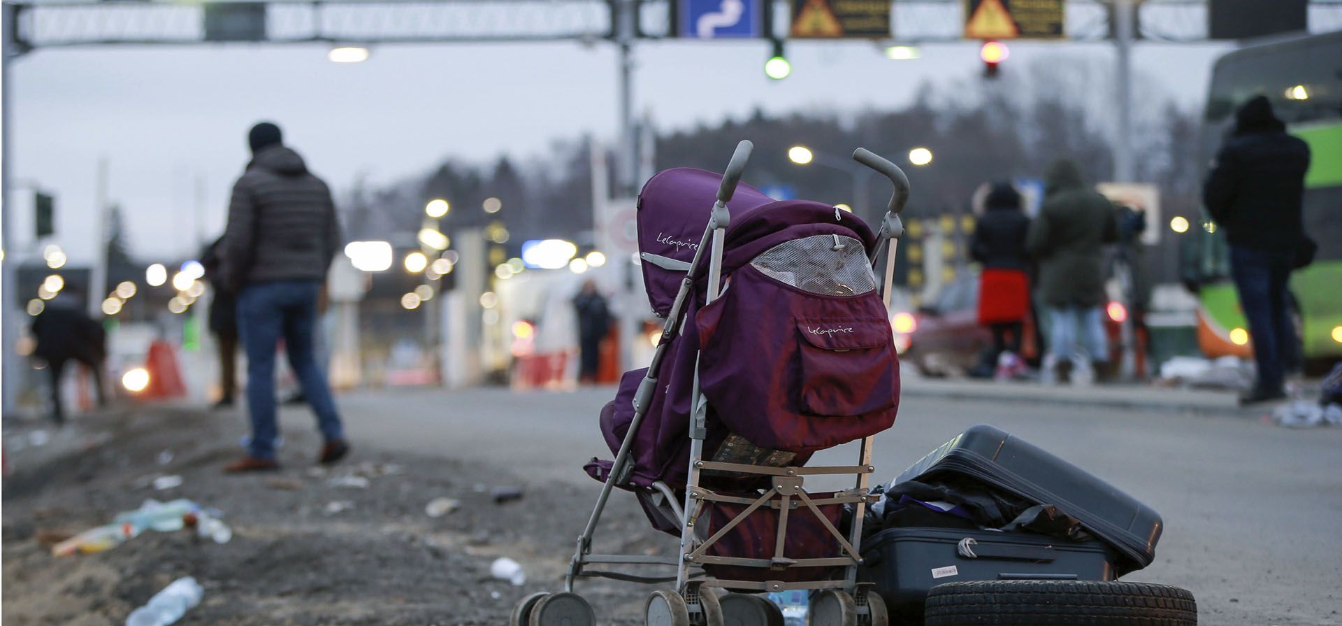 Una maleta abandonada y un carrito de bebé se dejan junto a la carretera mientras los refugiados ucranianos huyen de la invasión rusa en un cruce fronterizo en Medyka, Polonia, el miércoles 2 de marzo de 2022.