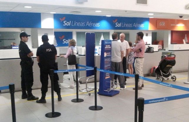 Usuarios de la empresa Sol no reciben soluciones en el mostrador de la compañía y efectivos de la PSA custodia el lugar. (Foto La Capital/Angel Amaya)