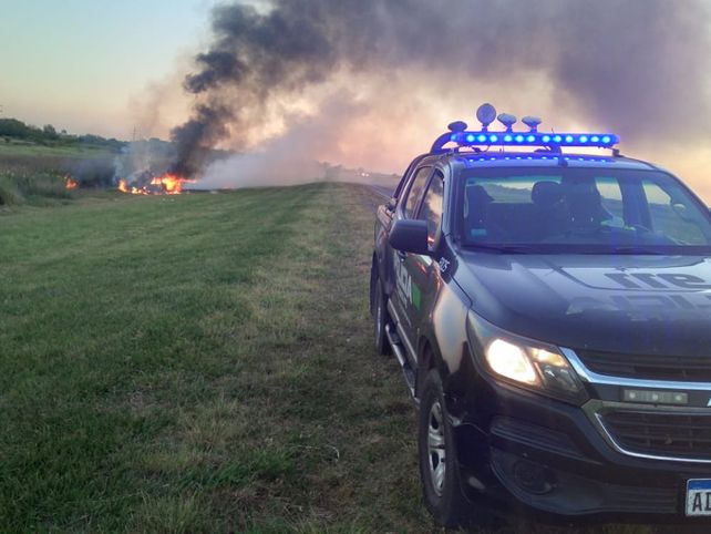 Fuego en la Autopista Rosario - Santa Fe: dos hombres lograron escapar de su auto que se quemaba