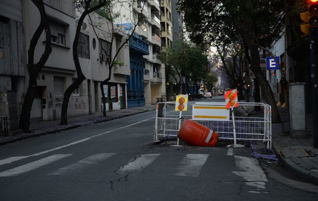 Los corralitos devienen en obstáculos que complican el tránsito y hasta llegan a causar accidentes.