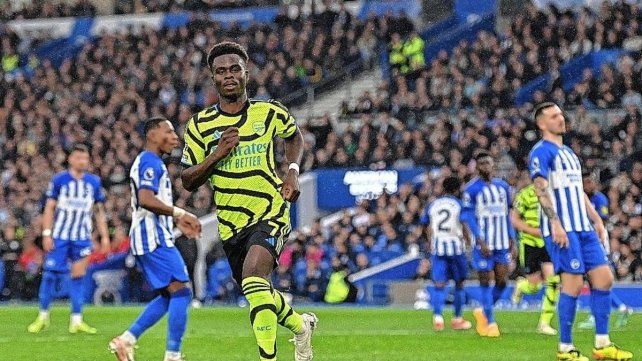 Arsenal goleó a Brighton y es el único líder de la Premier.