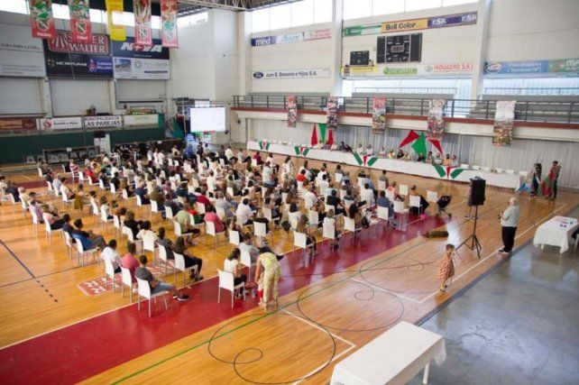 La Nueva Comisión Directiva, y el marco de público que se hizo presente.