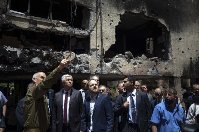El ministro de Relaciones Exteriores de Eslovaquia, Ivan Korcok, y el ministro de Relaciones Exteriores checo, Jakub Kulhanek, visitan el sitio de un ataque con cohetes en la ciudad central israelí de Petah Tikvah.