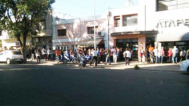 Largas colas de usuarios a la espera de turnos para solicitar el boleto estudiantil gratuito