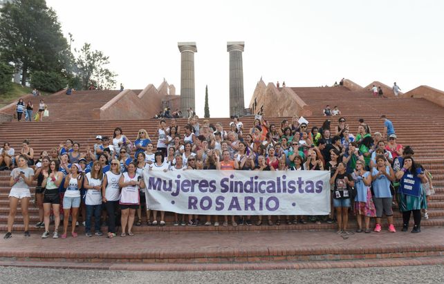 Las mujeres sindicalistas eligieron las escalinatas del parque España para montar ayer una radio abierta