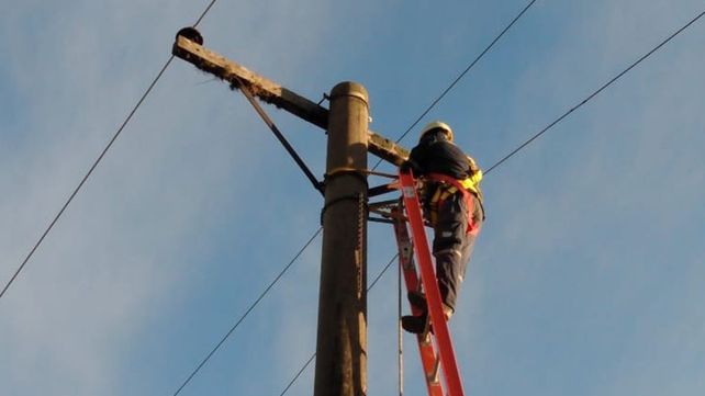 La EPE trabaja en Bº Los Hornos para normalizar el servicio de media tensión en toda la ciudad