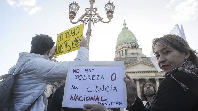 Científicos, estudiantes y docentes marcharon contra el recorte presupuestario