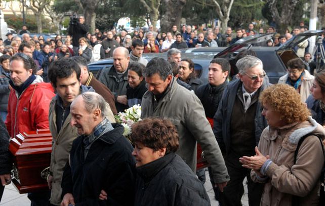 Cerca de las 11 de hoy los restos de los Massa fueron inhumados en la necrópolis de Cañuelas.