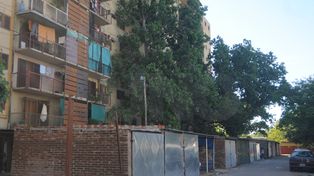 Las cocheras siguen ganando los espacios públicos en Bº El Pozo