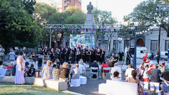 Más de 100 emprendimientos de distintos rubros productivos y gastronómicos de la provincia participaron de la Feria Navideña en plaza Carbó