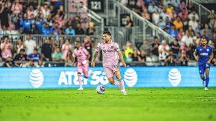 Lionel Messi debutó en Inter Miami con un golazo de tiro libre para vencer al Cruz Azul por 2-1.