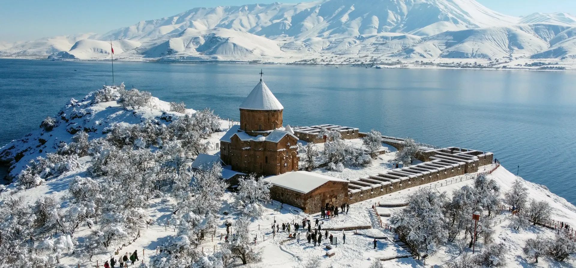 Turistas visitan la Catedral de la Santa Cruz cubierta de nieve en el distrito de Geva de Van, Isla de Akdamar, Turquía. Fotografía: Anadolu/Getty Images Turistas visitan la Catedral de la Santa Cruz cubierta de nieve en el distrito de Geva de Van, Isla de Akdamar, Turquía. Fotografía: Anadolu/Getty Images