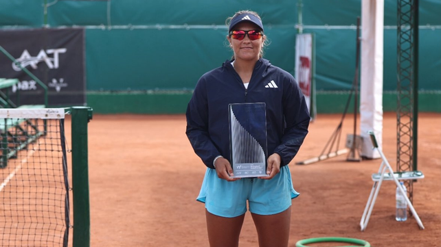 Luisina Giovannini posa con el trofeo de campeona del W35 de Junín II.
