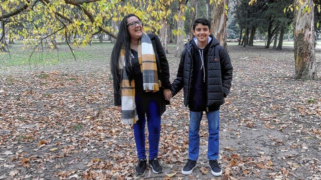 Maiten Grilli (32) y su hijo Tomás Saleski (12) viven en la ciudad de Berisso y les diagnosticaron  síndrome de Tourette.