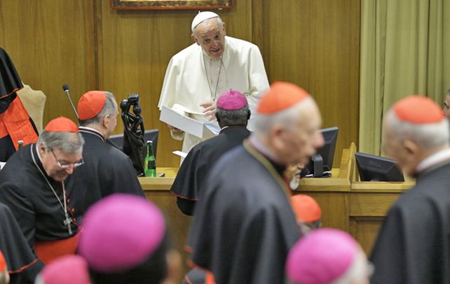 Fin de la discusión. El Papa Francisco en el momento en que los padres sinodales se levantan de los asientos.