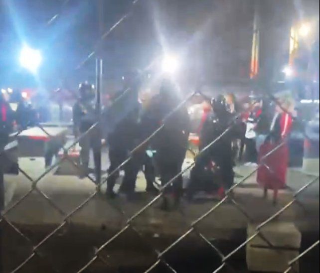 Hinchas de Central festejaron cerca de la cancha de Newells y hubo incidentes