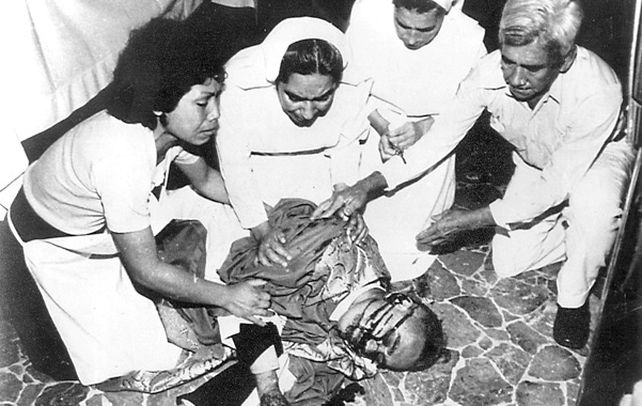 Espanto. Monjas y feligreses intentan asistir a Romero