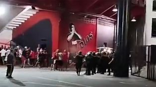 Policías en acción. Hinchas de Newells fueron frenados por agentes cuando intentaban ir en busca de los autores de lanzar los fuegos artificiales.&nbsp;