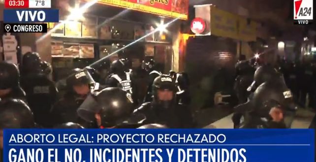 Incidentes y gases en la zona del Congreso tras el rechazo de la ley del aborto