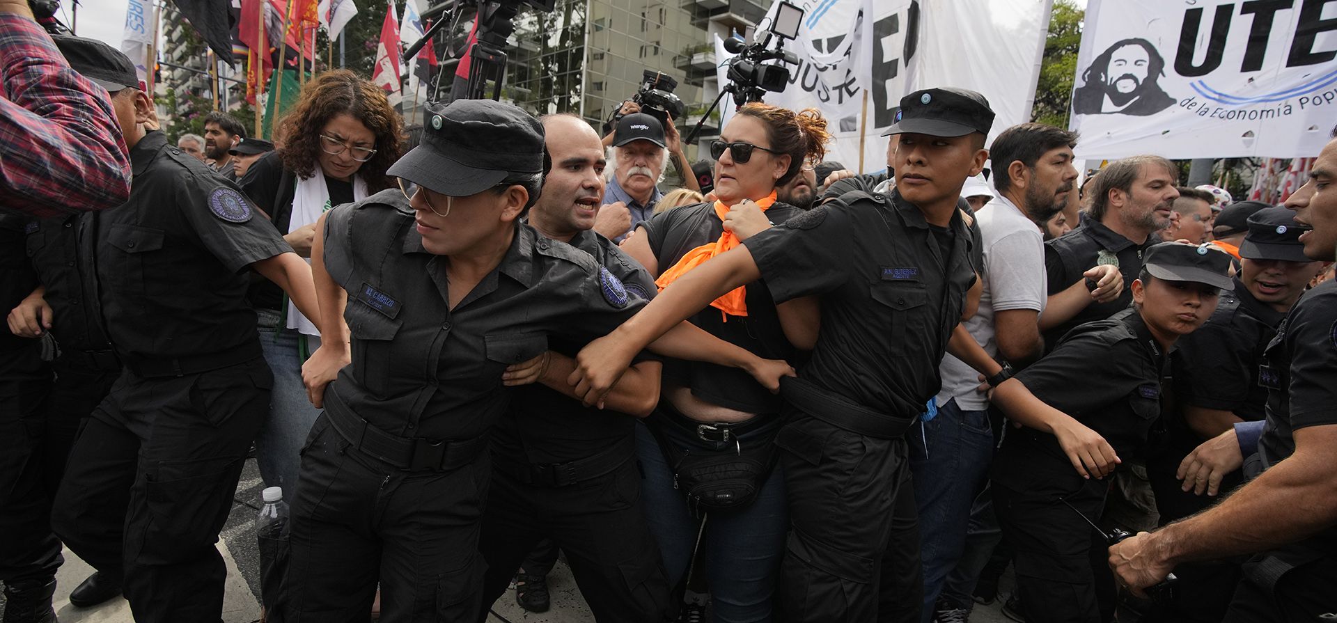 La policía no logra impedir que los manifestantes bloqueen la calle frente al Ministerio de Capital Humano durante una protesta contra la escasez de alimentos en los comedores populares y las reformas económicas del gobierno en Buenos Aires, Argentina, el viernes 23 de febrero de 2024. (AP Foto/Natacha Pisarenko) La policía no logra impedir que los manifestantes bloqueen la calle frente al Ministerio de Capital Humano durante una protesta contra la escasez de alimentos en los comedores populares y las reformas económicas del gobierno en Buenos Aires, Argentina, el viernes 23 de febrero de 2024. (AP Foto/Natacha Pisarenko)