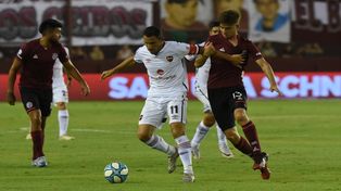 Oficio. Maxi no deja que Belmonte, de Lanús, se la quite en el 1-1 con Lanús.
