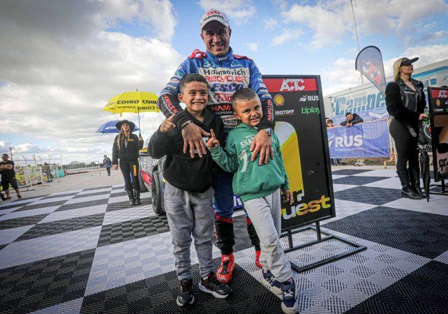 Mariano Werner junto a sus hijos en el trazado de Paraná.