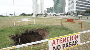 El socavón coincide con un desagüe pluviocloacal subterráneo.
