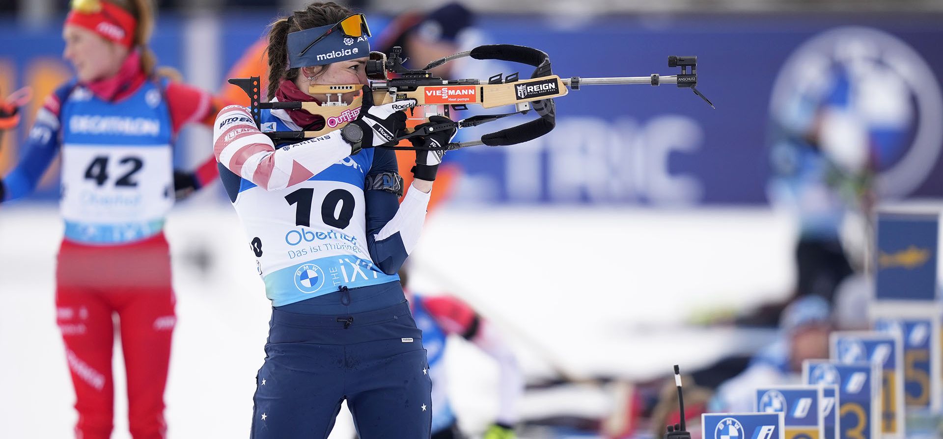 Deedra Irwin, de Estados Unidos, apunta su rifle al campo de tiro durante el calentamiento previo a la competencia de velocidad de 7,5 km de mujeres en el Campeonato Mundial de Biatlón en Oberhof, Alemania, el viernes 10 de febrero de 2023. (Foto AP/Matthias Schrader)