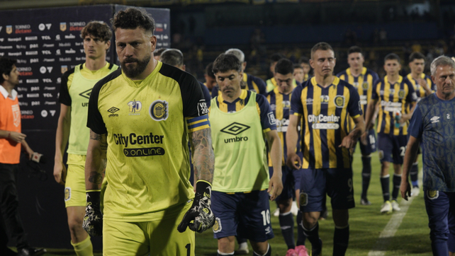 Los futbolistas de Central se retiran del campo de juego tras la derrota por 1 a 0.