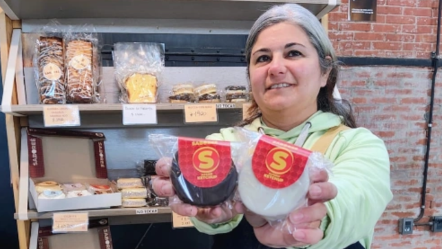Carolina junto al alfajor que homenajea al carlito