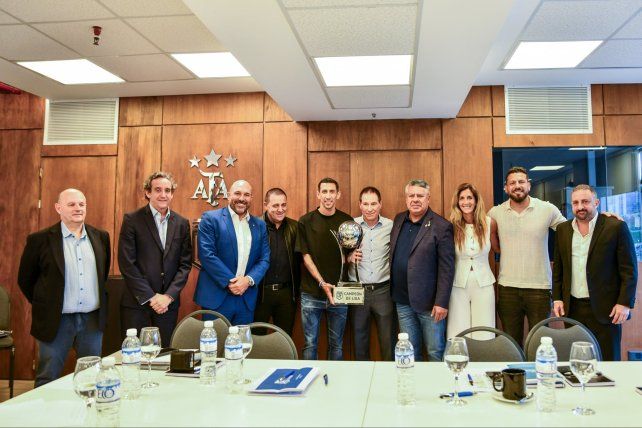 Los representantes de Central recibieron la Copa por parte de los directivos de la Liga Profesional.