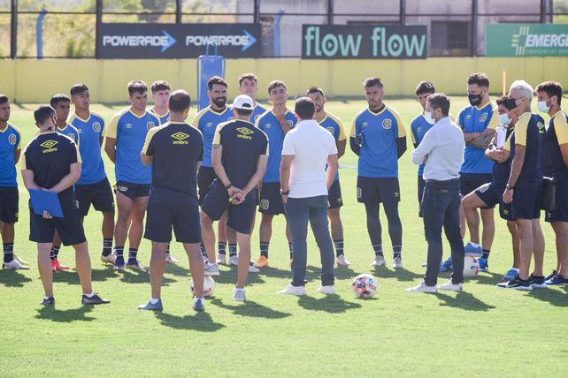 El Kily, junto a Goridllo y Di Pollina, frente al plantel diezmado que arrancó la pretemporada.