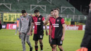 Cabeza gacha. Larriera junto a Ever Banega lamentan la dura derrota leprosa.