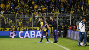 Matías Lequi le da indicaciones a Agustín Sández, autor del segundo gol de Central.