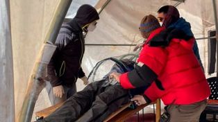 El andinista fallecido mientras era descendido cuando aún estaba con vida por la patrulla de rescate.