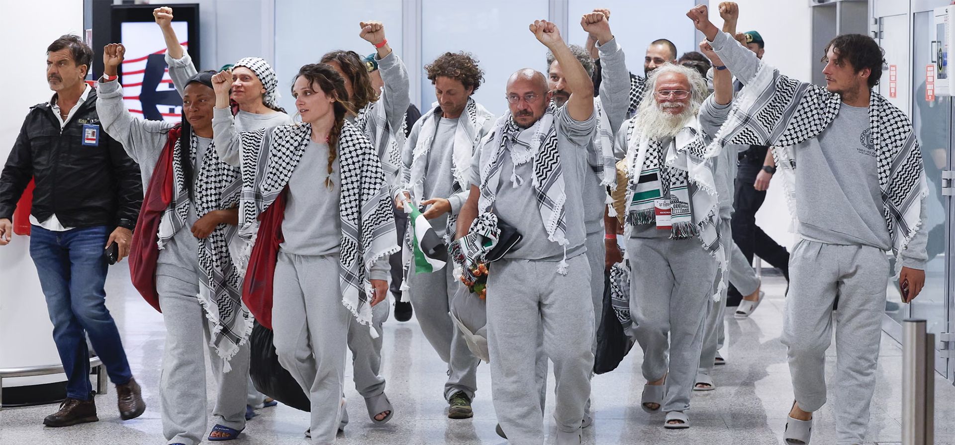 Fiumicino, Italia. Activistas de la flotilla Global Sumud llegan al aeropuerto internacional de Roma tras ser liberados de su detención por las fuerzas de seguridad israelíes. Fotografía: Anadolu/Getty Images Fiumicino, Italia. Activistas de la flotilla Global Sumud llegan al aeropuerto internacional de Roma tras ser liberados de su detención por las fuerzas de seguridad israelíes. Fotografía: Anadolu/Getty Images