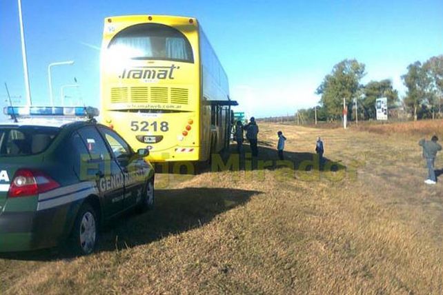 Control. Los gendarmes descubrieron la droga que iba en dos bolsos y acusaron a la pareja que subió en Corrientes. Foto: El Ojo Mirador.