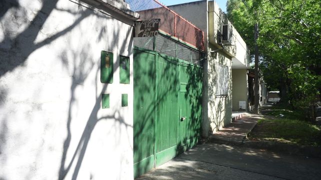 El portón de la cochera donde Joaquín guardaba el auto cuando lo mataron a balazos.