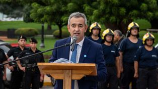 El intendente Pablo Javkin encabezó el acto en el Monumento a la Bandera.