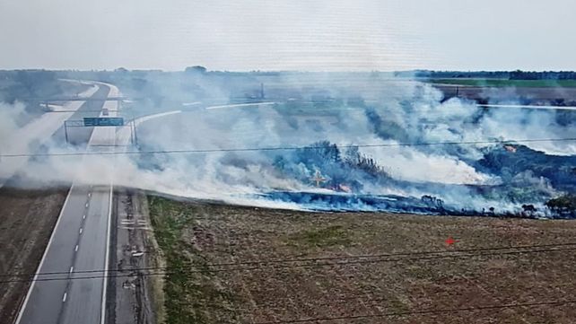 Se anuncia&nbsp;presencia de humo por quema de pastizales en la&nbsp;autopista Santa Fe-Rosario.