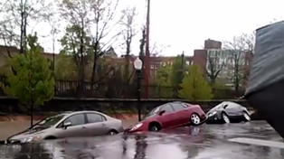 Un camino colapsó por la lluvia, se abrió el piso y se tragó una fila de automóviles